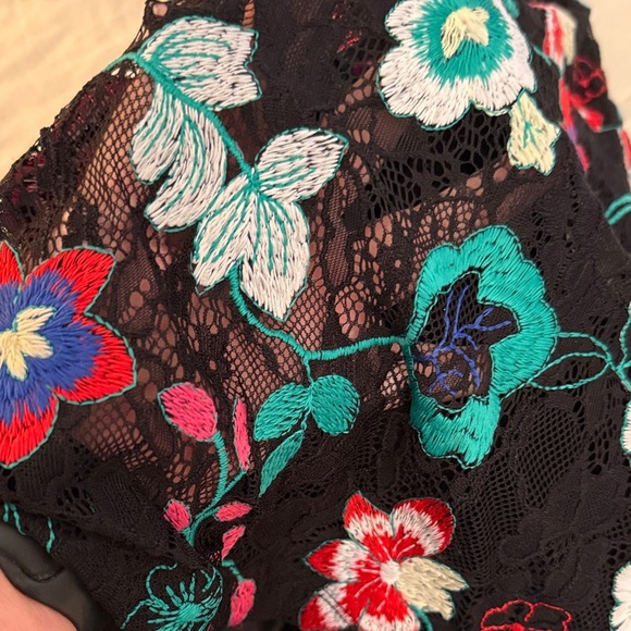 🎉SALE🎉Guess Vibrant Embroidered Floral Off-Shoulder Mini Dress - Picture 9 of 9